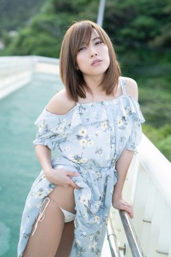 医生边走边吮她的花蒂